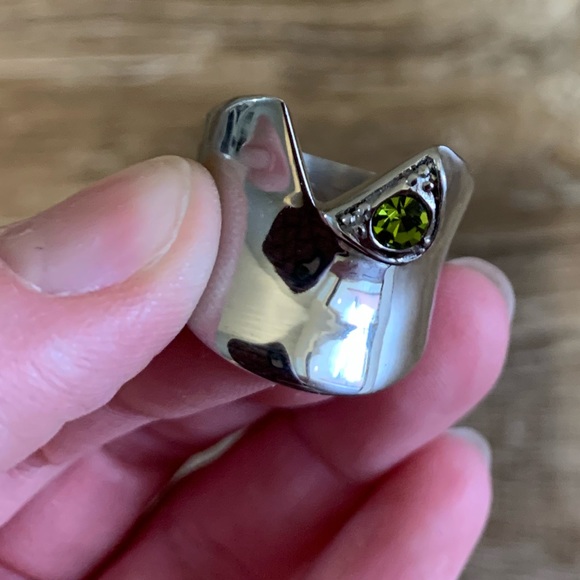 Silver ring with peridot colored jewel by Rustic Cuff - Picture 4 of 4